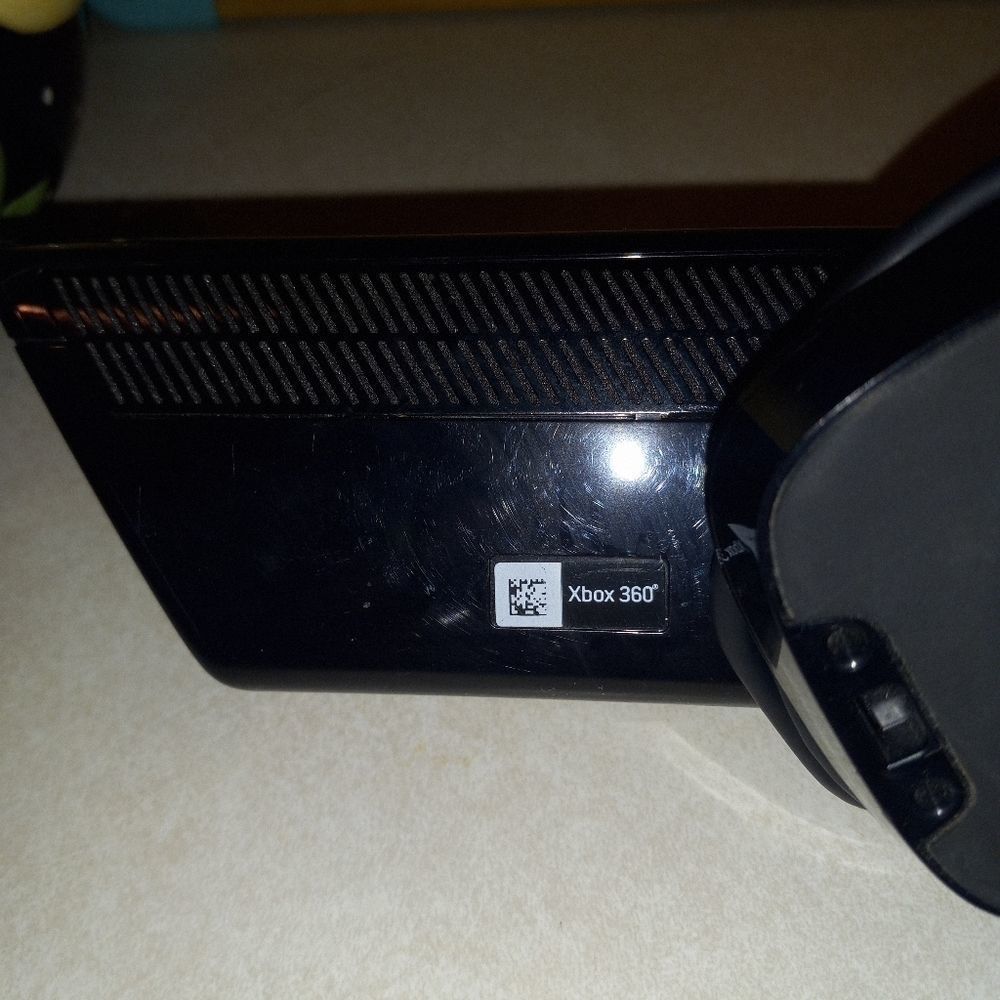 XBOX 360 KINECT - Picture 8 of 9